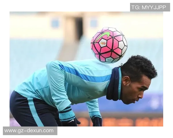 足球明星在平衡训练中展现卓越技巧与力量的精彩瞬间